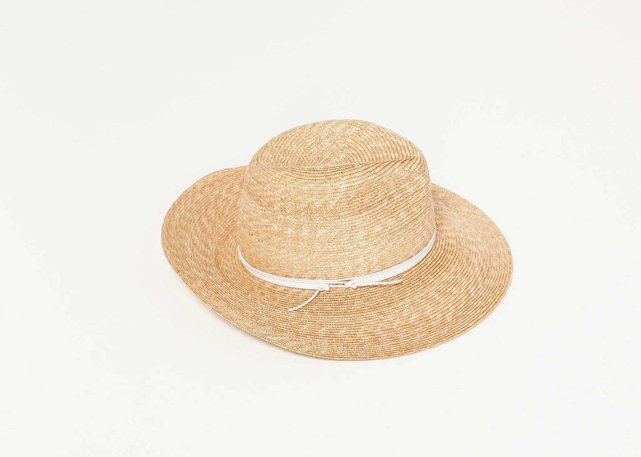 Wrapped Up Hat in Straw/White