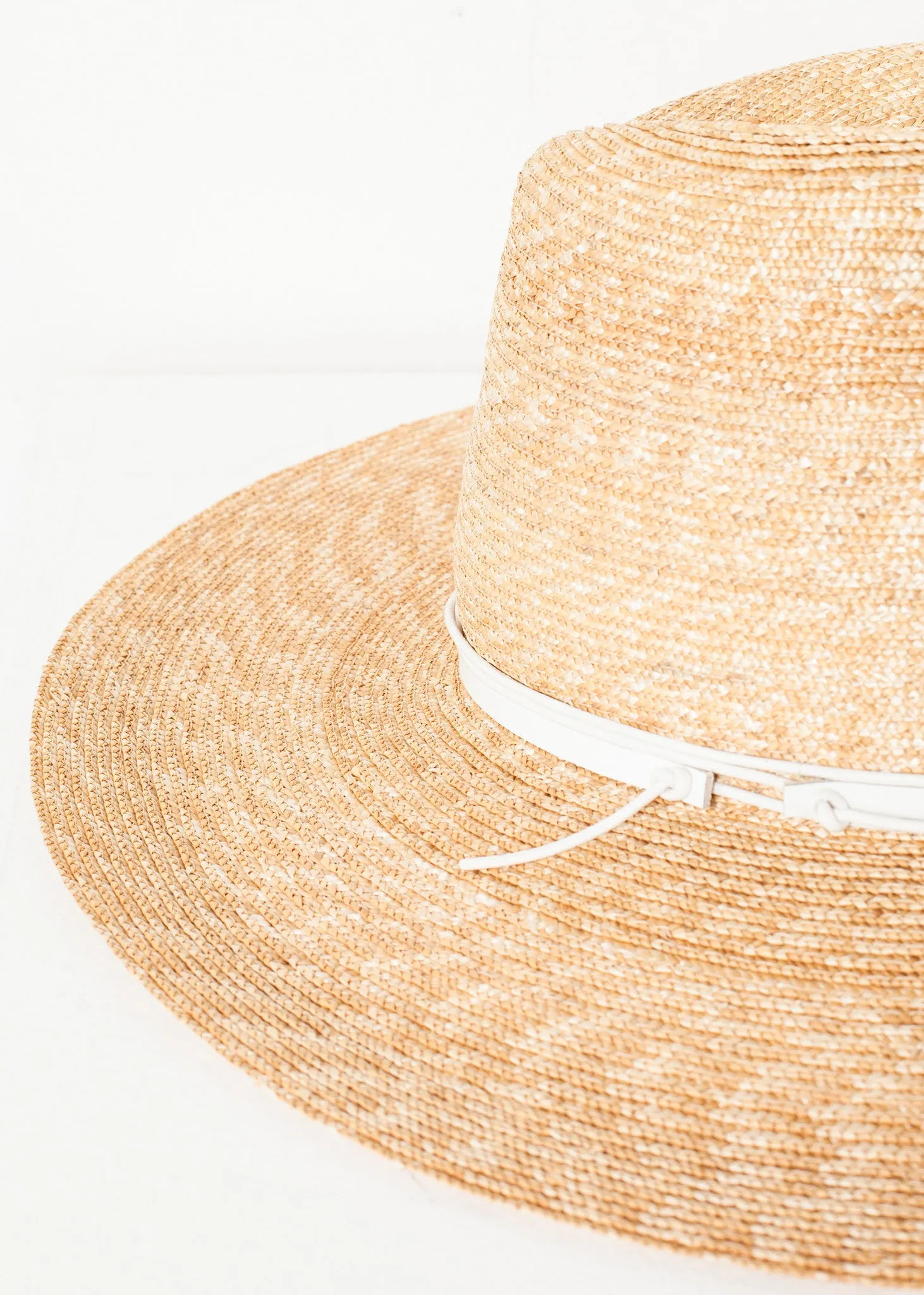 Wrapped Up Hat in Straw/White